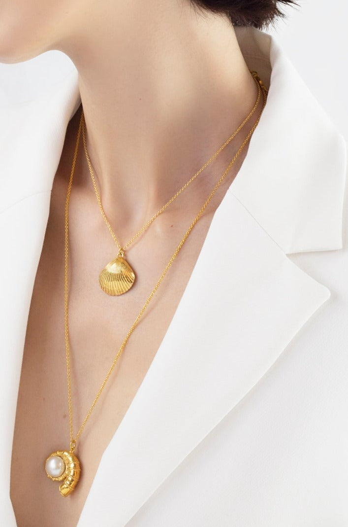 Venus Shell 18k gold pendant necklace Mamour Paris Jewelry