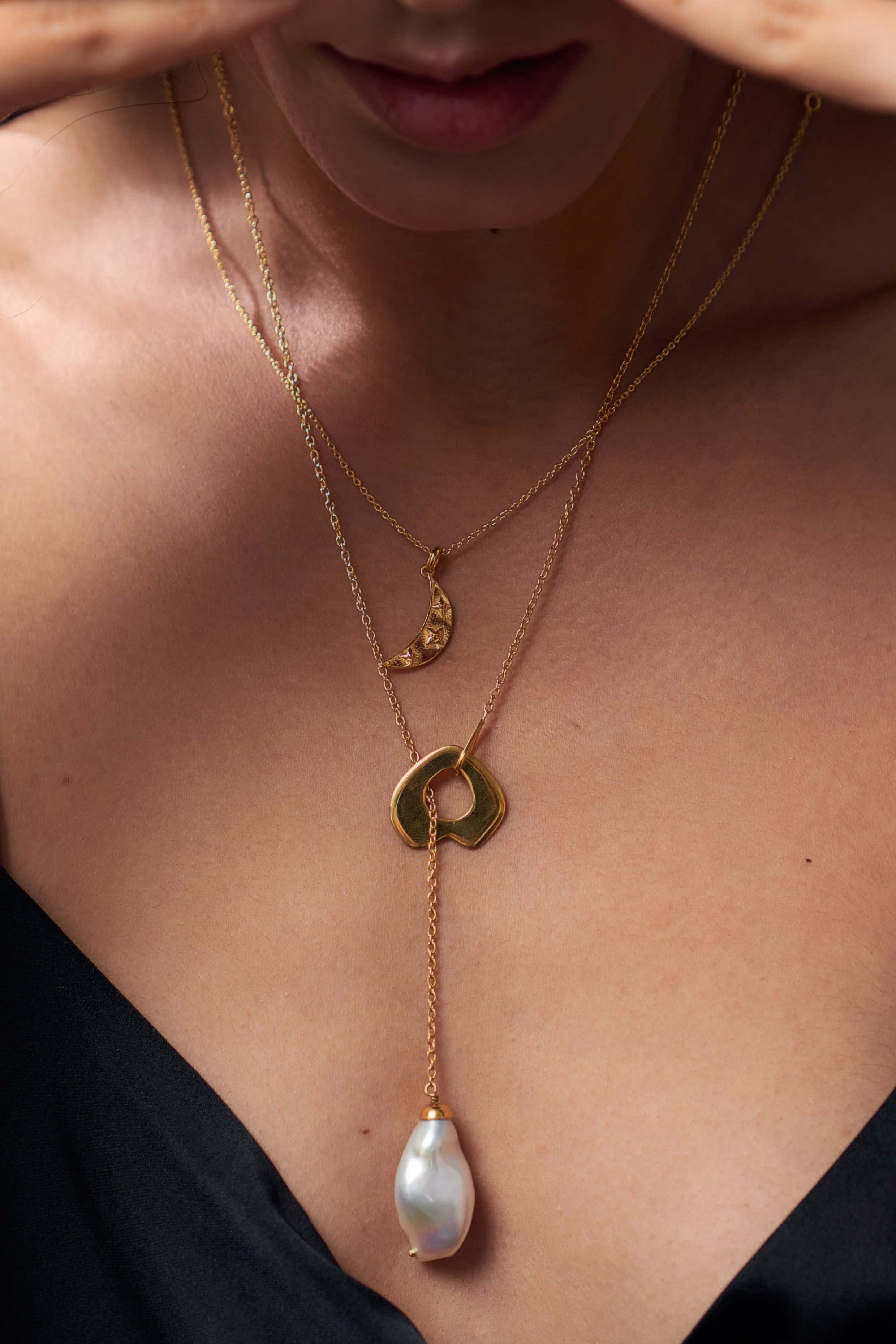 Luna-collier-pendentif-croissant-de-lune-MAMOUR-PARIS